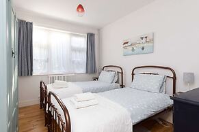 Charming Seaside Cottage - 5-min Walk to Beach
