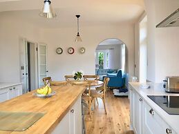 Charming Seaside Cottage - 5-min Walk to Beach