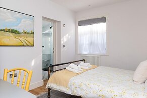 Charming Seaside Cottage - 5-min Walk to Beach