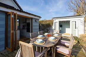 Charming Seaside Cottage - 5-min Walk to Beach