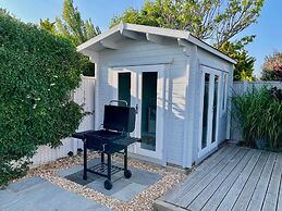 Charming Seaside Cottage - 5-min Walk to Beach