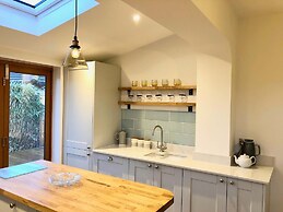 Charming Seaside Cottage - 5-min Walk to Beach