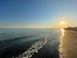 Charming Seaside Cottage - 5-min Walk to Beach