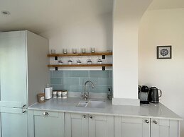 Charming Seaside Cottage - 5-min Walk to Beach
