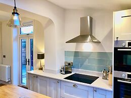 Charming Seaside Cottage - 5-min Walk to Beach