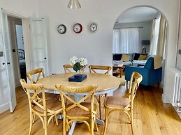Charming Seaside Cottage - 5-min Walk to Beach