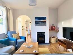 Charming Seaside Cottage - 5-min Walk to Beach
