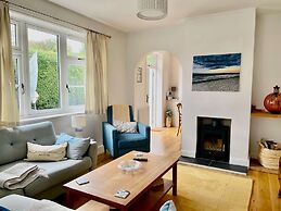 Charming Seaside Cottage - 5-min Walk to Beach