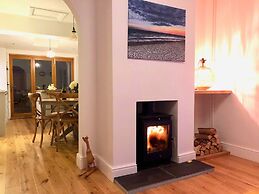 Charming Seaside Cottage - 5-min Walk to Beach