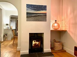 Charming Seaside Cottage - 5-min Walk to Beach
