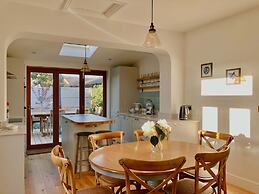 Charming Seaside Cottage - 5-min Walk to Beach