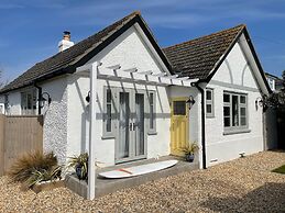 Charming Seaside Cottage - 5-min Walk to Beach