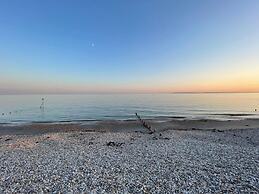Charming Seaside Cottage - 5-min Walk to Beach