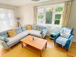 Charming Seaside Cottage - 5-min Walk to Beach