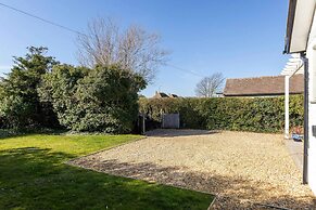 Charming Seaside Cottage - 5-min Walk to Beach