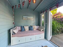 Charming Seaside Cottage - 5-min Walk to Beach