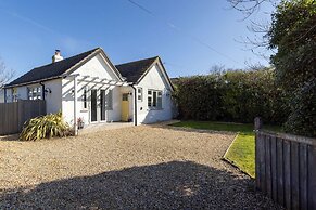 Charming Seaside Cottage - 5-min Walk to Beach