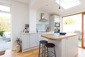 Charming Seaside Cottage - 5-min Walk to Beach