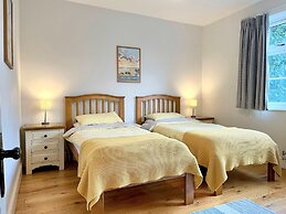 Charming Seaside Cottage - 5-min Walk to Beach