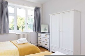 Charming Seaside Cottage - 5-min Walk to Beach