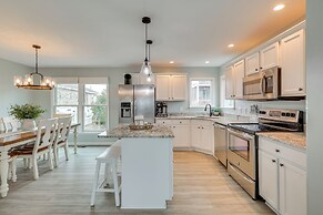 Walk to Shore: Multi-deck Townhome in Kure Beach!