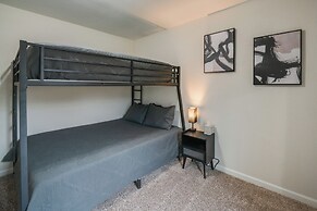 10 Mi to Six Flags: Pet- & Family-friendly Retreat