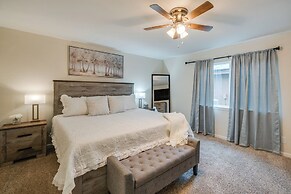 10 Mi to Six Flags: Pet- & Family-friendly Retreat