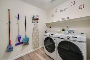 10 Mi to Six Flags: Pet- & Family-friendly Retreat
