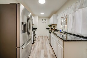 10 Mi to Six Flags: Pet- & Family-friendly Retreat