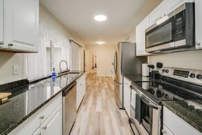 10 Mi to Six Flags: Pet- & Family-friendly Retreat