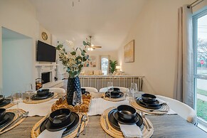 10 Mi to Six Flags: Pet- & Family-friendly Retreat
