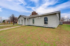10 Mi to Six Flags: Pet- & Family-friendly Retreat