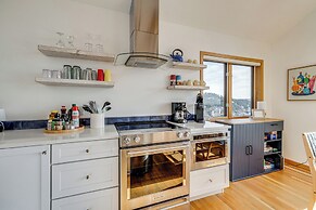 Oceanside Escape w/ Stunning Views: Walk to Beach!