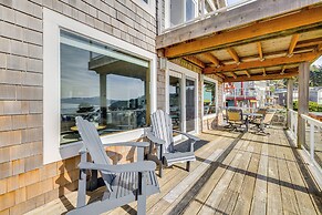 Oceanside Escape w/ Stunning Views: Walk to Beach!