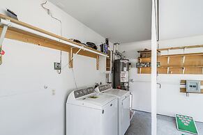 Swim & Unwind: Pet-friendly Home in Spring!