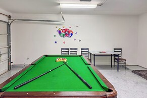 Swim & Unwind: Pet-friendly Home in Spring!