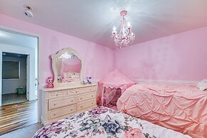 1 Mi to Moses Lake: Home w/ Private Yard & Hot Tub