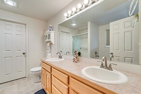 1 Mi to Moses Lake: Home w/ Private Yard & Hot Tub