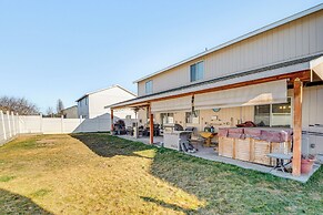 1 Mi to Moses Lake: Home w/ Private Yard & Hot Tub