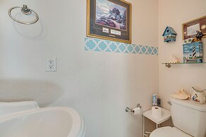 1 Mi to Moses Lake: Home w/ Private Yard & Hot Tub