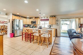 1 Mi to Moses Lake: Home w/ Private Yard & Hot Tub