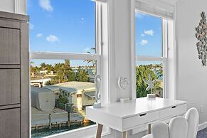 Mermaid Manor Waterfront Haven w Hot Tub Dock