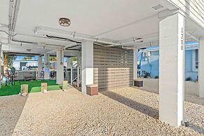 Mermaid Manor Waterfront Haven w Hot Tub Dock