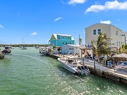 Mermaid Manor Waterfront Haven w Hot Tub Dock