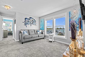 Mermaid Manor Waterfront Haven w Hot Tub Dock