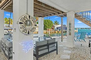 Mermaid Manor Waterfront Haven w Hot Tub Dock