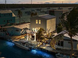 Mermaid Manor Waterfront Haven w Hot Tub Dock