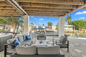 Mermaid Manor Waterfront Haven w Hot Tub Dock