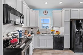 Mermaid Manor Waterfront Haven w Hot Tub Dock