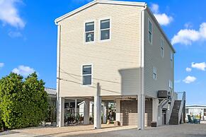 Mermaid Manor Waterfront Haven w Hot Tub Dock
